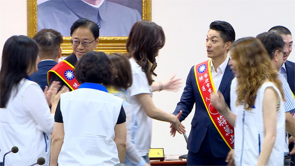 藍中常會徵召六縣市長拚連任　蔣萬安、鄭麗文同台互動超尷尬　