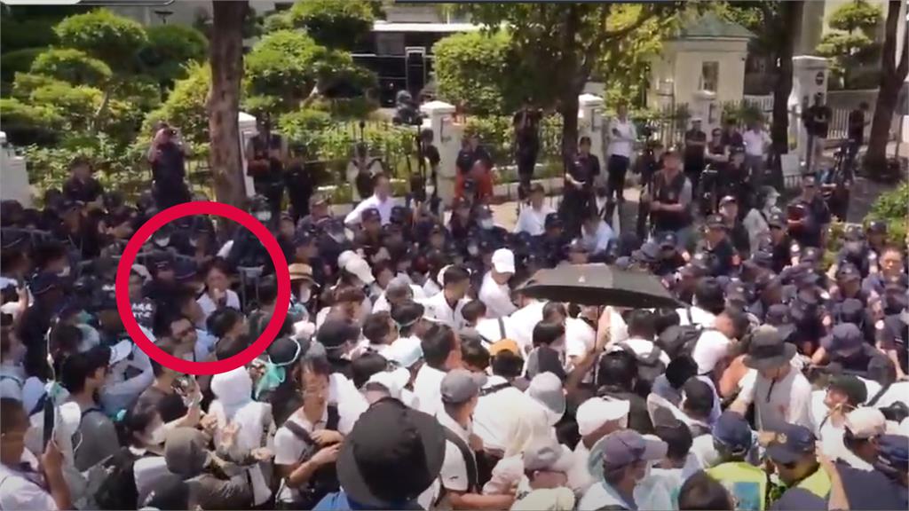 黃國昌拿麥吼理性小草「不往前請離開」!整群白衣激動撞警「鏡頭一轉老師站這邊」