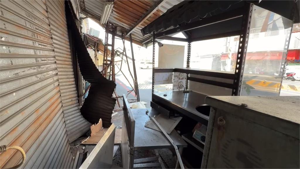 砰! 台南女疑"闖紅燈"擦撞騎士 再失控暴衝撞路邊攤