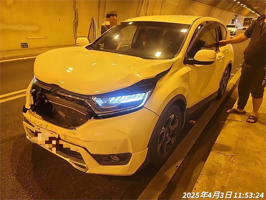 快新聞/一度回堵1公里!國6國姓段3車事故 貨車打滑遭撞「側翻畫面曝」