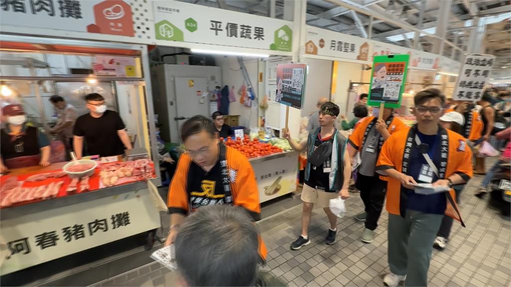 憨川來了!「大刪元」市場掃街 王義川助陣催連署展現高人氣