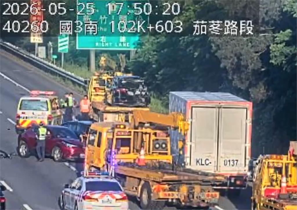 最新/國3新竹茄苳「2大貨車+3轎車」撞成一團!1孕婦不適急送醫