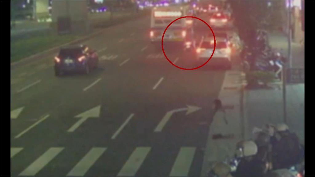 騎士雙載撞上公車車尾　兩人摔車滾數圈險被輾