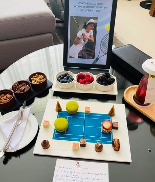 謝淑薇入住五星飯店傻眼!迎賓照片、水果擺放整齊她笑稱「像在拜拜」
