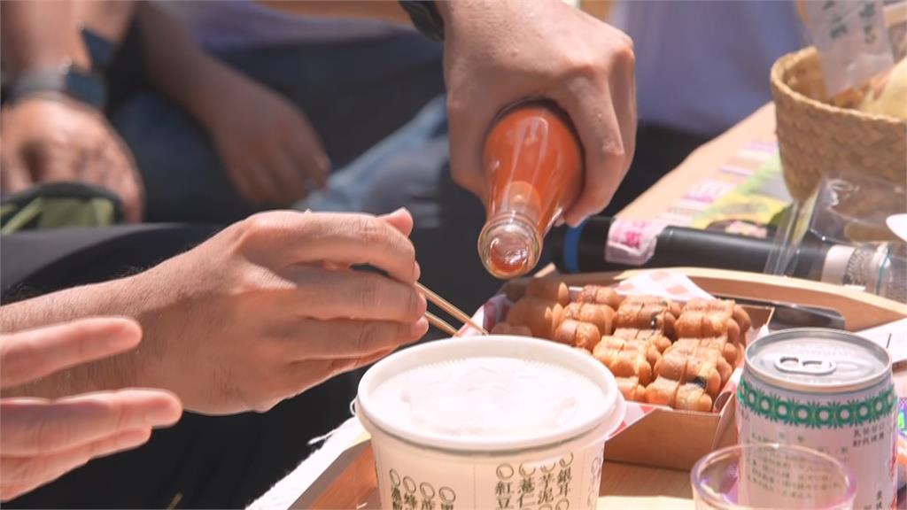 台中洋流、欣潮匯聚！　沈伯洋「東泉辣椒醬+雞蛋糕」大讚好吃