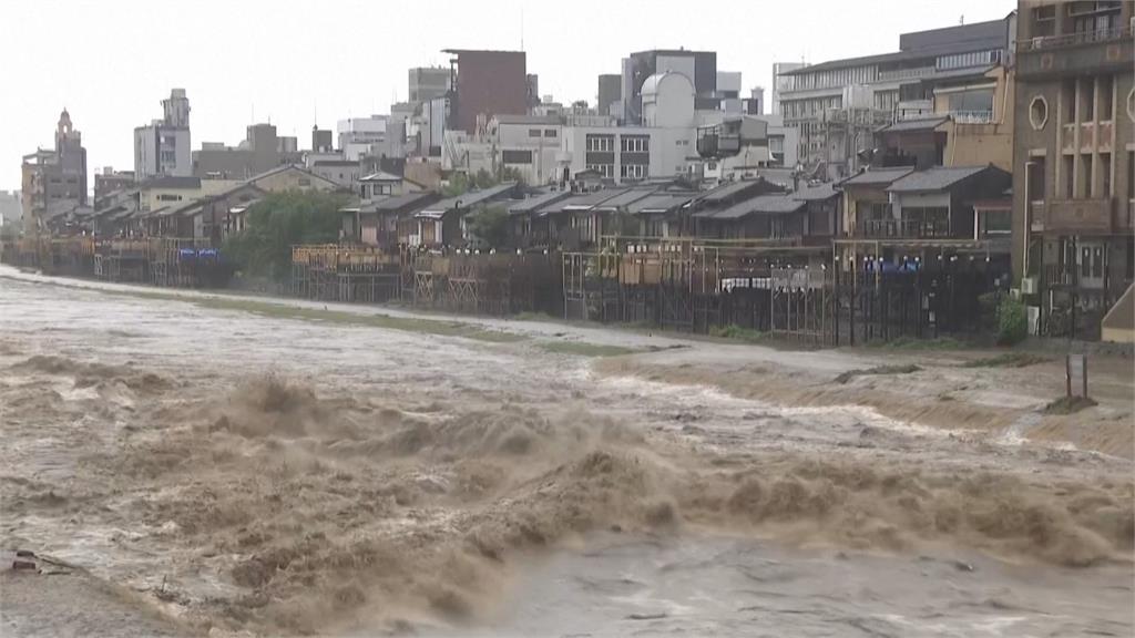 雙颱逼近日本　鴨川罕見暴漲　京都發布第4級氾濫警報