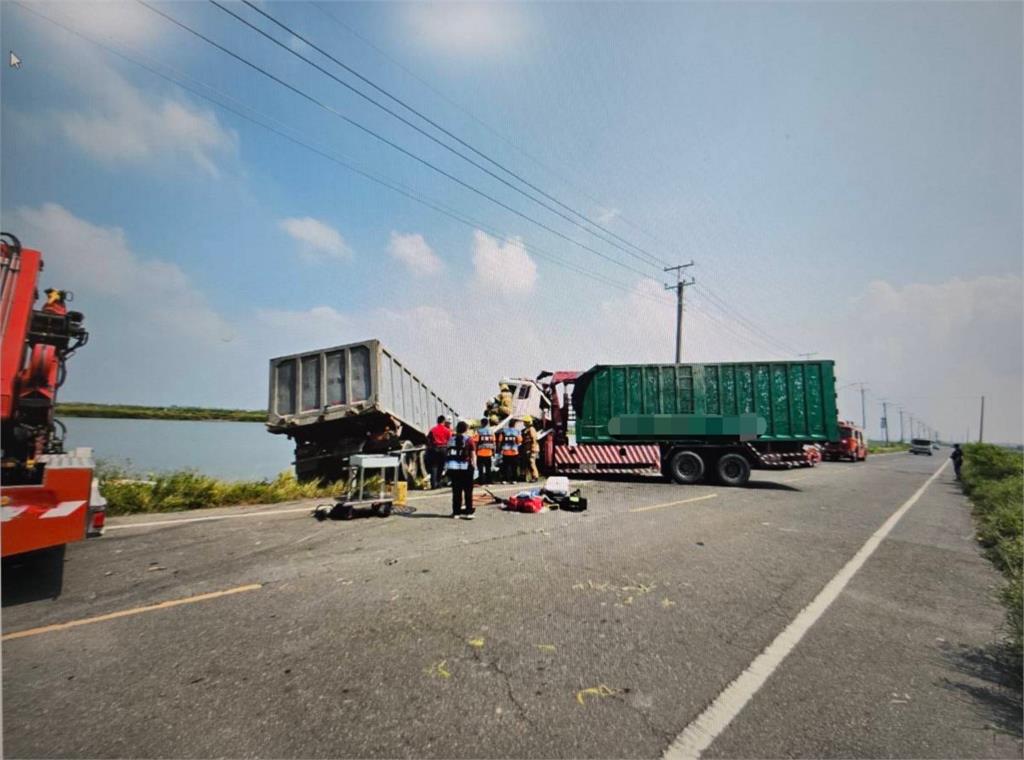 台南死亡車禍! 2大貨車對撞1車撞進魚塭 1司機不治
