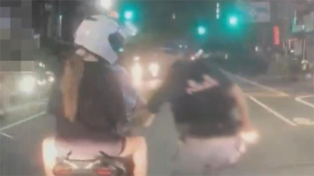 攔查糾紛! 台南騎士不滿警"強行拔鑰匙"當街爆口角