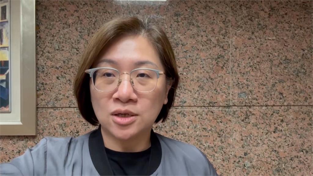 質詢無厘頭！許忠信秀飛行夾克.邱慧洳扯阿公　網友：浪費納稅人錢