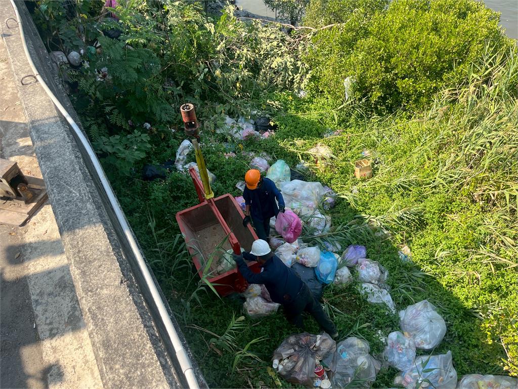 太誇張！　整車垃圾丟鹿港洋仔厝溪　彰化花壇清潔隊門口　堆成「垃圾山」