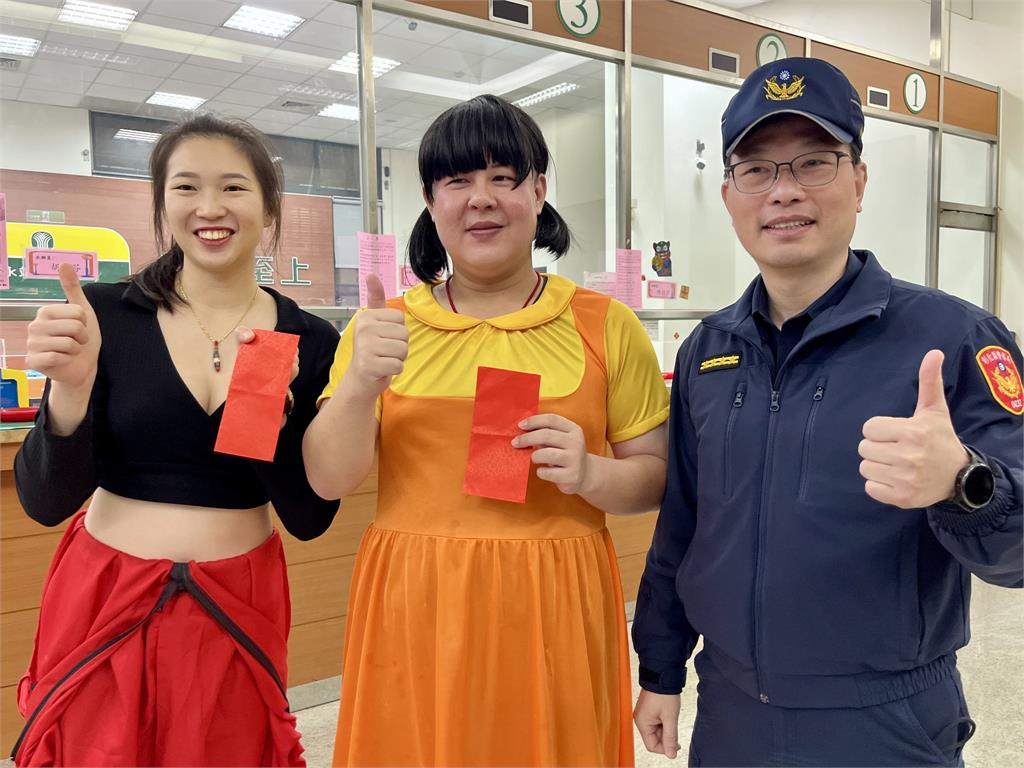 SSR正妹警花變身劫匪!落網彎腰「拉鍊失速滑開」網歪樓:有流量密碼