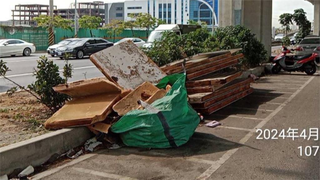 獨家!國道十號下方停車場成廢墟 多輛無牌報廢車停放環境髒亂