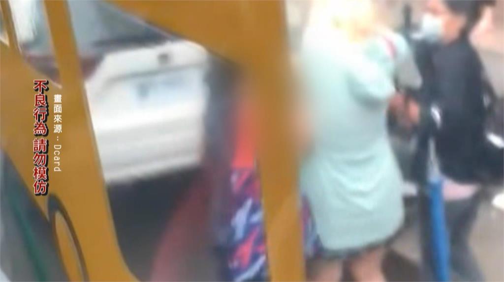 婦人搭公車突暴走攻擊女大生 遭眾人制止