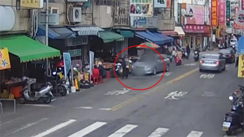 台中女駕駛疑開車撿手機 連掃4機車、2路人受傷