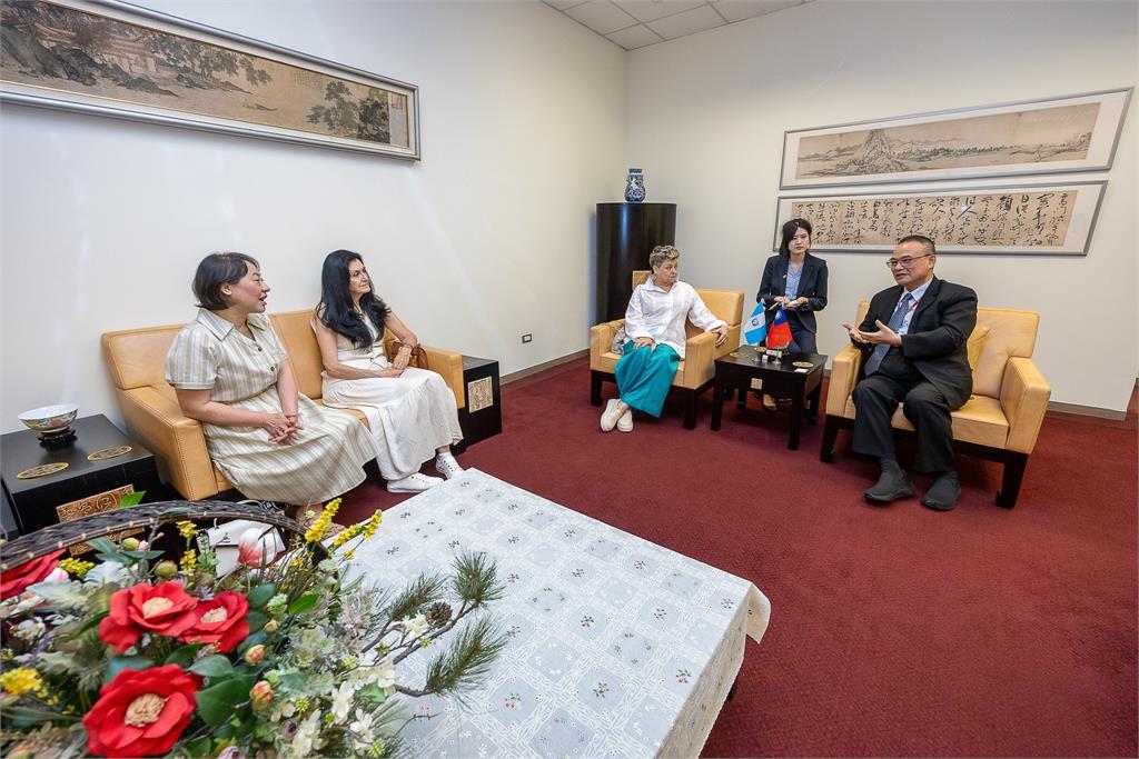 快新聞/夫人外交!廖婉如陪同瓜地馬拉總統伉儷參訪 深化台瓜邦誼