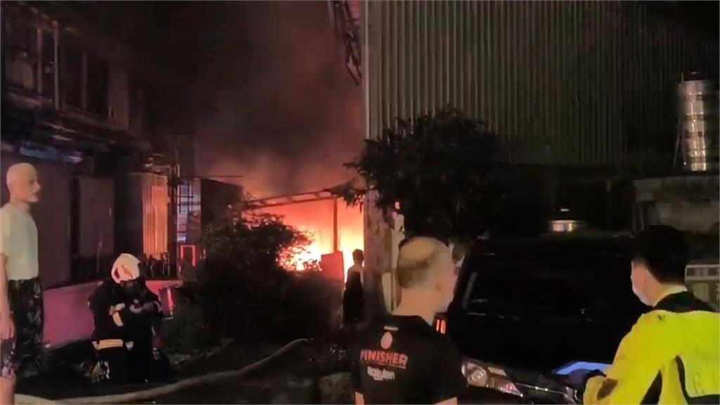 基隆豆腐店全面燃燒 一婦受困所幸無生命危險