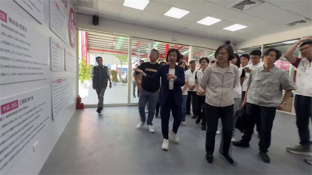 前總統蔡英文助攻何欣純　赴台中競選總部　披榮譽主委背心