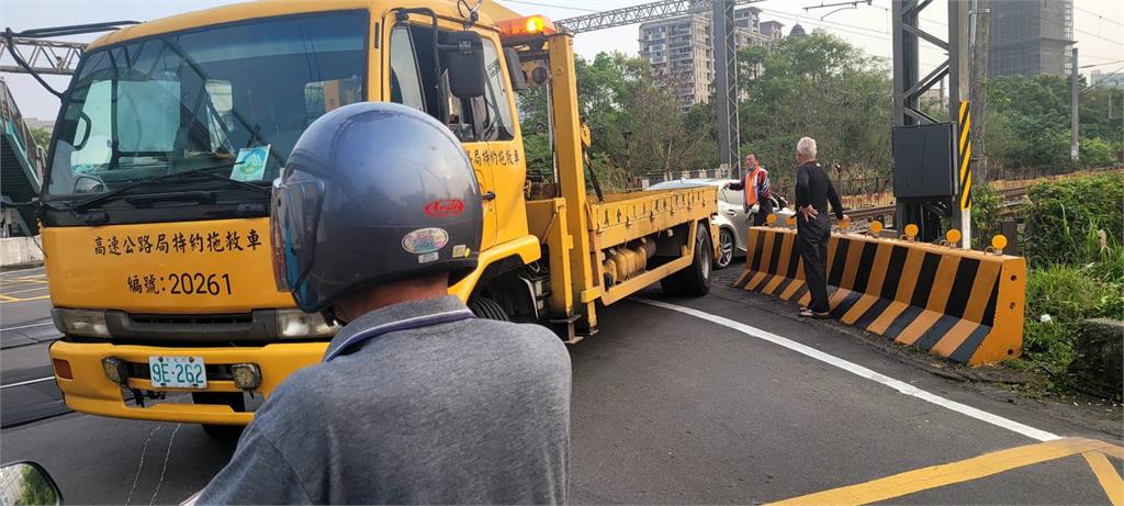 快新聞／危險畫面曝！轎車誤闖永豐平交道「還右轉」　車卡鐵軌動彈不得