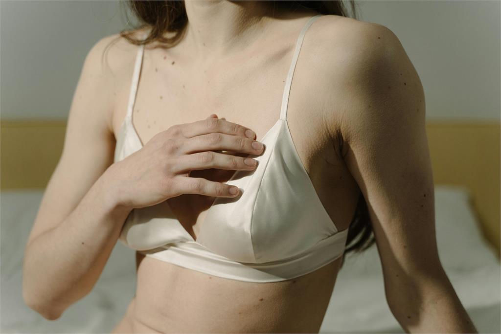 正妹女星「只遮兩點」男師傅按摩雙球、狂吻!大尺度實境秀突被禁播…震撼內幕曝光