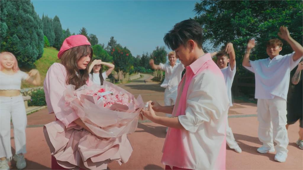 愛情長跑7年!網紅作情歌和女友共拍MV 結尾驚喜1舉動逼哭75萬網