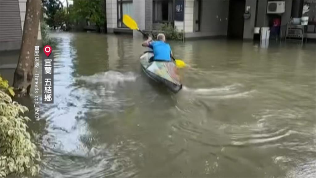宜蘭淹水災民划船上路! 網友:縣府有發船嗎?