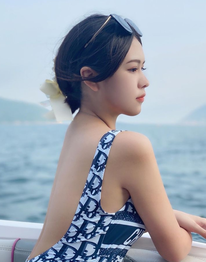 昔和周星馳傳緋聞 17歲嫩模穿比基尼「1動作」粉絲超害羞!