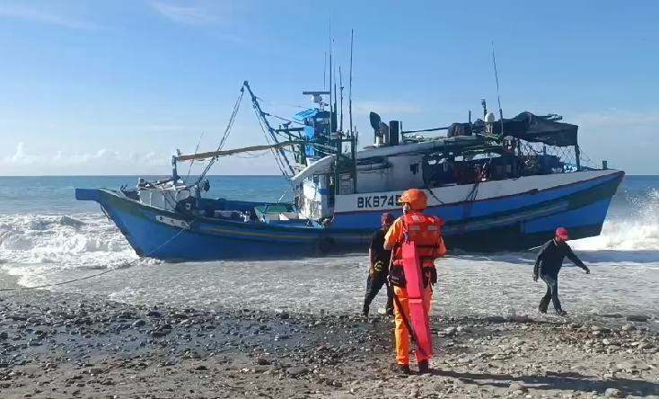 快新聞／台東漁船油管破裂擱淺沙灘　遭浪打翻漁工急逃生「驚險畫面曝光」