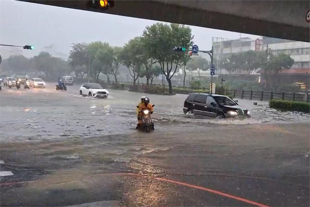 快新聞/下午屏東再次降下暴雨 多地發生積淹水災情