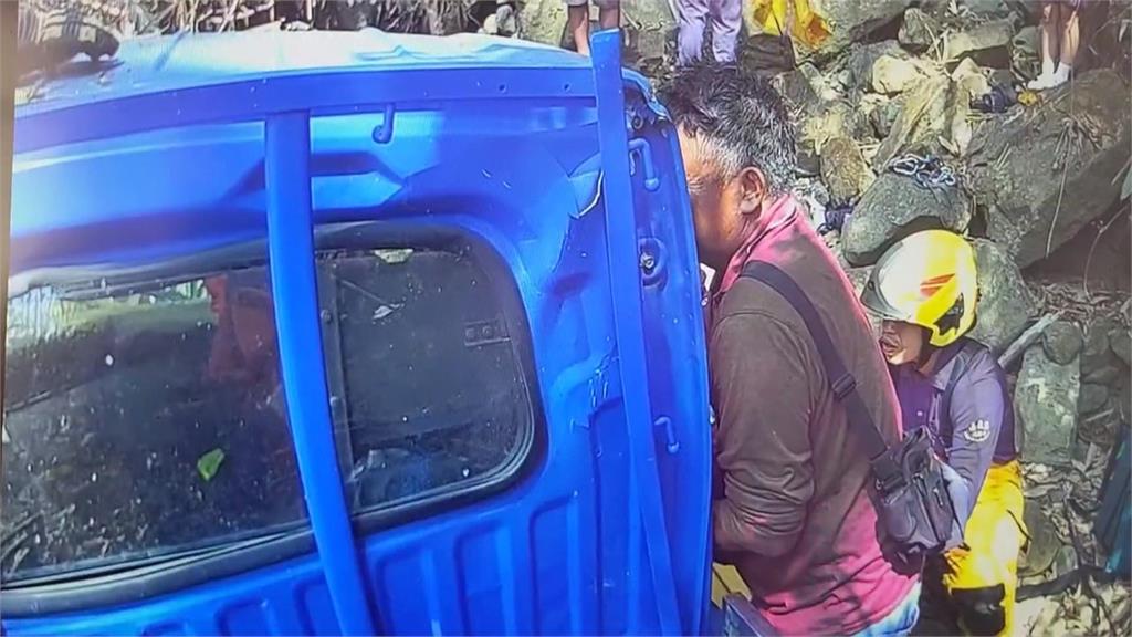 初四驚魂! 阿里山貨車"連人帶車"墜谷 女駕駛一度受困