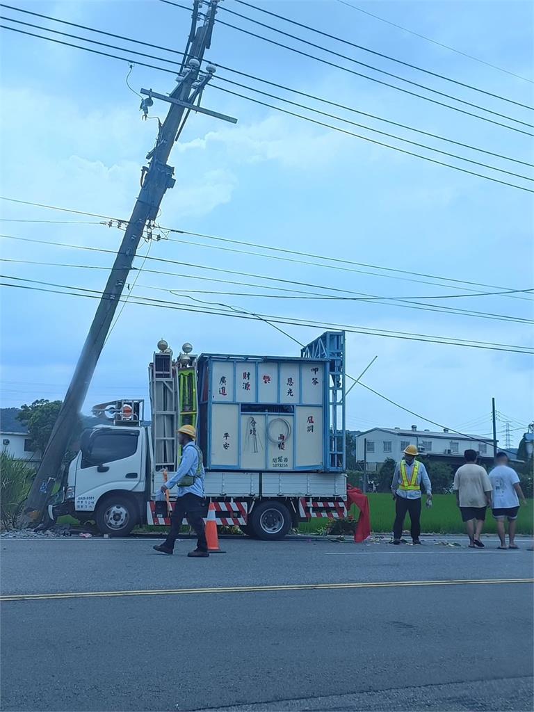 砂石車自撞電桿釀爆炸 路口交通大亂.300多戶停電