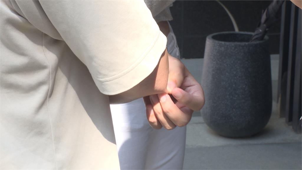 又傳幼園虐童!網紅拍片控女兒受虐 「封箱膠帶貼嘴、關小黑屋」