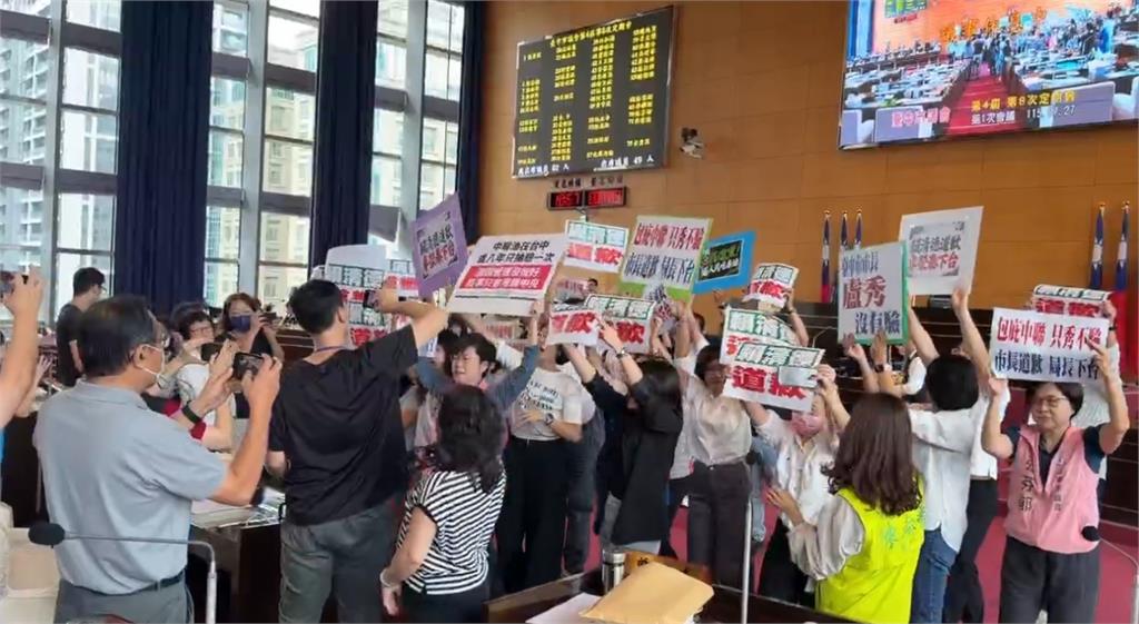 毒油風波延燒議會！　綠突襲包圍盧秀燕要求道歉