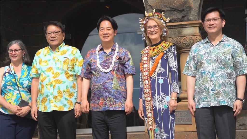 快新聞/賴清德抵夏威夷換「島衫」 訪畢夏普博物館互贈原民文物