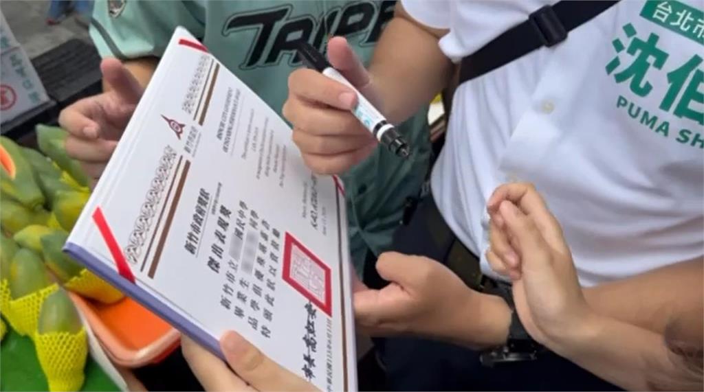 最新／洋流席捲！沈伯洋遇高中生要簽名　獎狀上「市長高虹安」慘遭劃掉