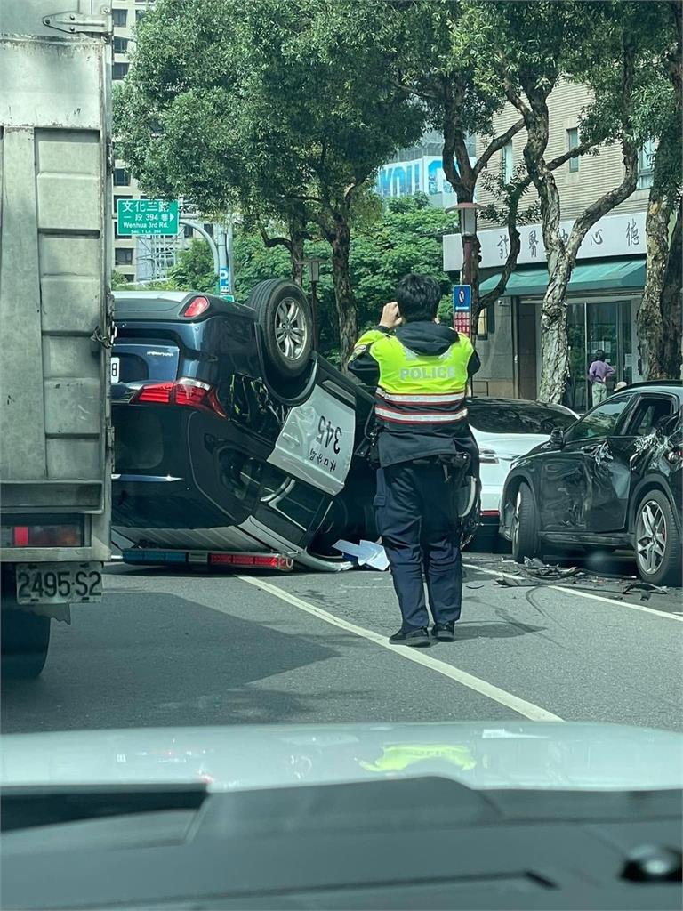 快新聞/新北林口警車巡邏右轉撞車翻覆! 2警受傷送醫