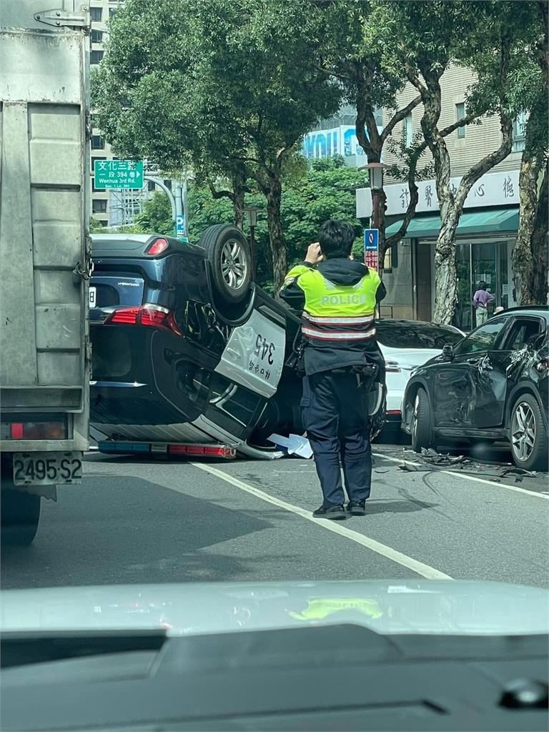 快新聞／新北林口警車巡邏右轉撞車翻覆！  2警受傷送醫