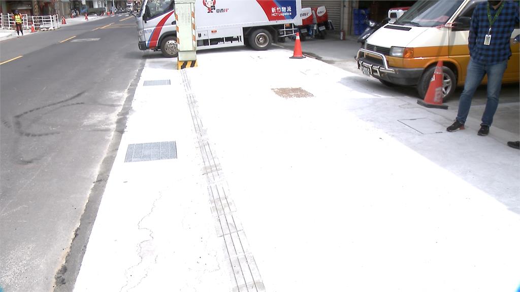 三重仁愛街人行道工程 驚見「20公分高低差」