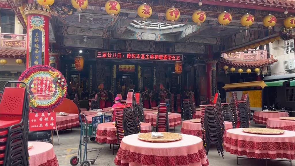 "換公司好嗎?" 女信眾到嘉義市大天宮擲出"騰空立筊" 信眾嘖嘖稱奇