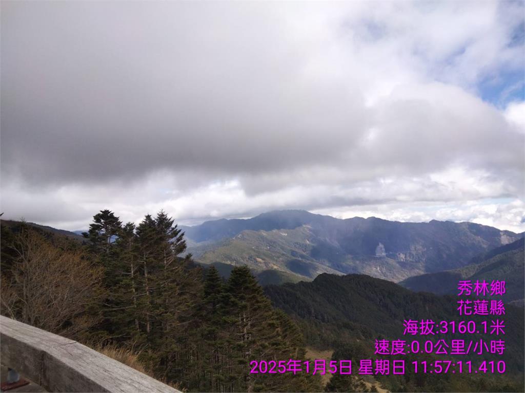 快新聞/合歡山11:55降下冰霰 唯美畫面曝光遊客嗨翻