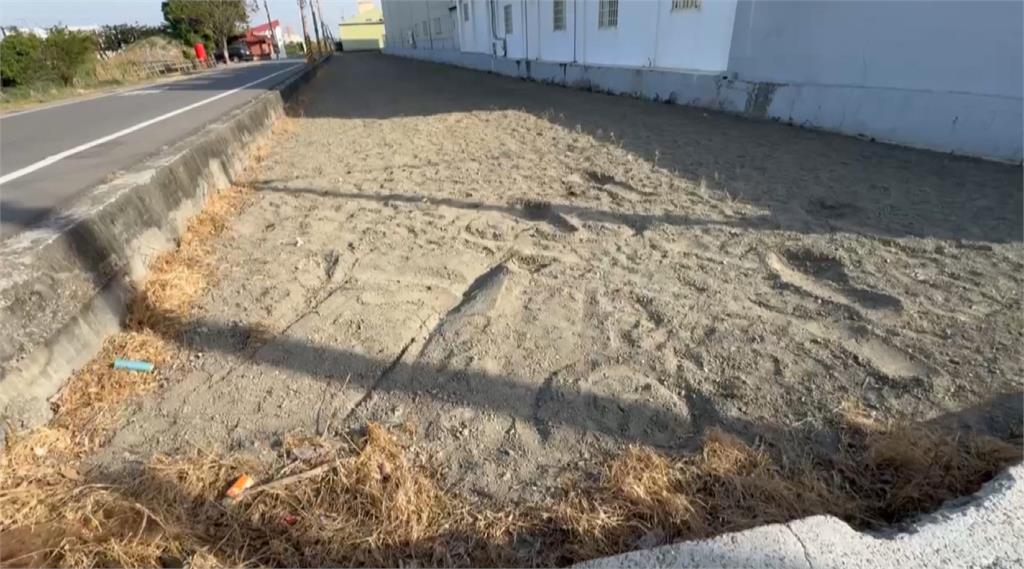 險！疑房屋陰影遮住農田　休旅車轉彎誤判距離不慎翻車