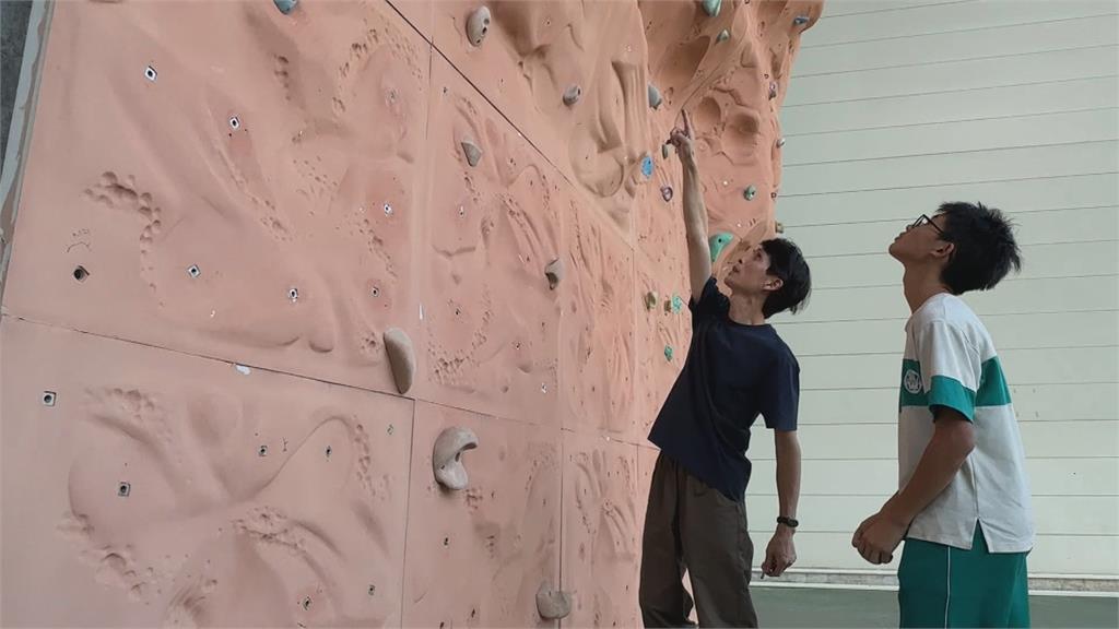 耶誕老人好忙! 現身校園"3樓垂降1樓"撒糖果