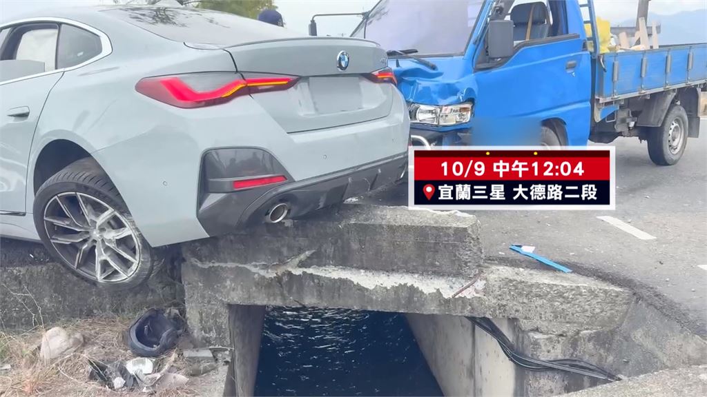 宜蘭三星小路半天2事故　網友笑：這裡的田　專門種車？