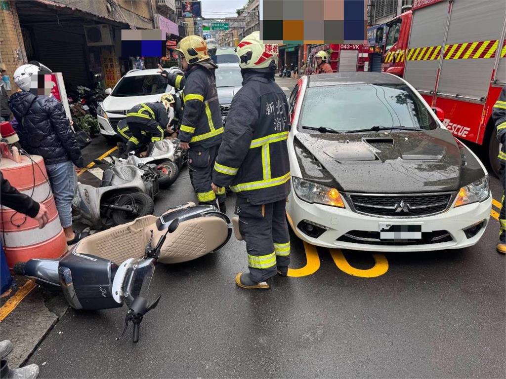 快新聞／停紅燈突暴衝！中和連環撞8車　騎士遭壓車底