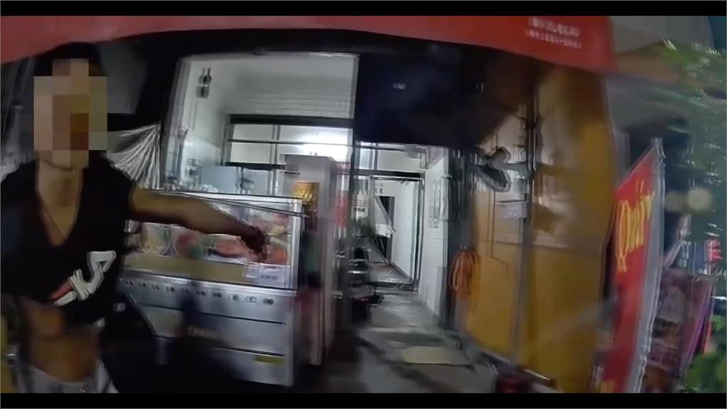 離奇糾紛!移工寄放武士刀被拒 竟狂砸小吃店玻璃門