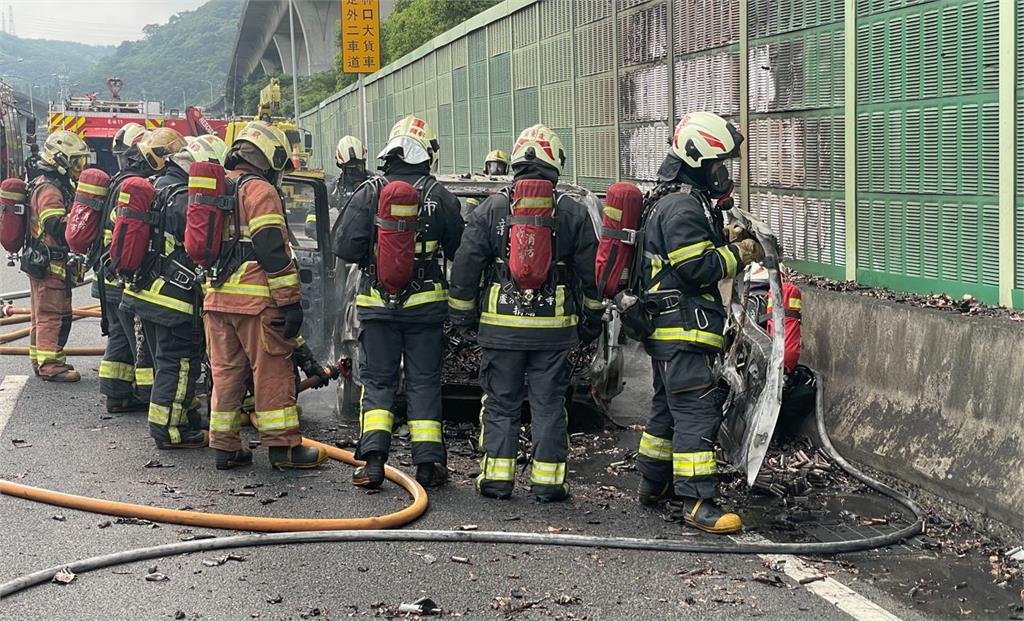 最新／國1南向五股入口匝道火燒車　車流回堵至平面道路