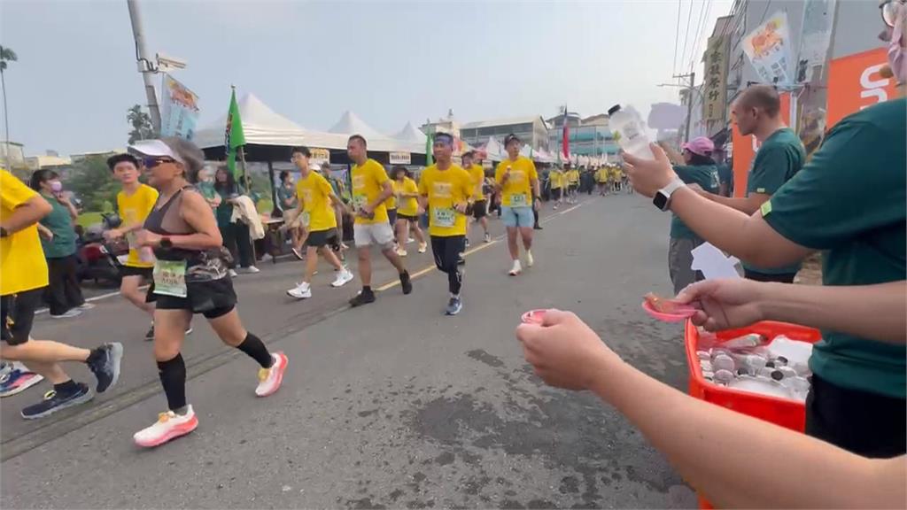 田中馬拉松登場 補給站成焦點　烤雞烤大豬烤鴨通通有　宛如美食天堂