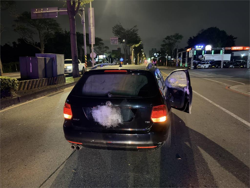 快新聞／桃園爆債務糾紛！男子一言不合砸破車窗　被害人落荒而逃自撞分隔島