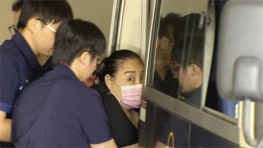 70歲陳盈潔帶病入監！　上囚車前回頭「看最後一眼」