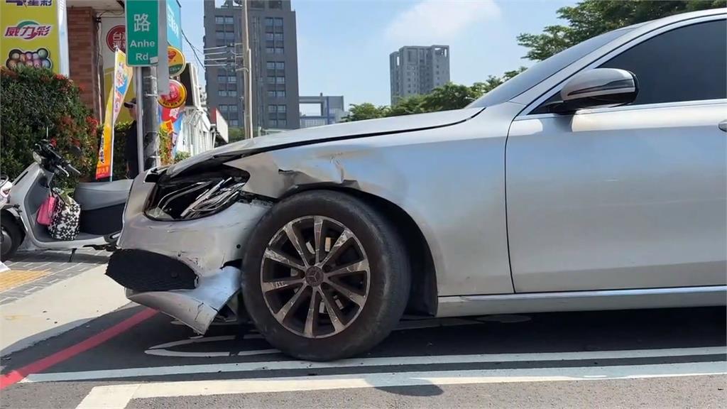 台中駕駛疑恍神闖紅燈撞前車! 騎士噴飛搶救不治