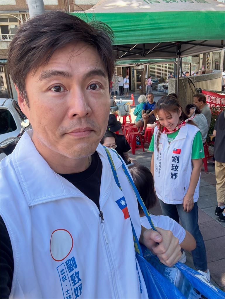 八點檔男神「穿競選背心」親上街拉票！竟是劉至翰「陪她掃街」現場畫面曝